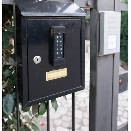 “al 57”…. A Quiet Corner In アパート フェラーラ